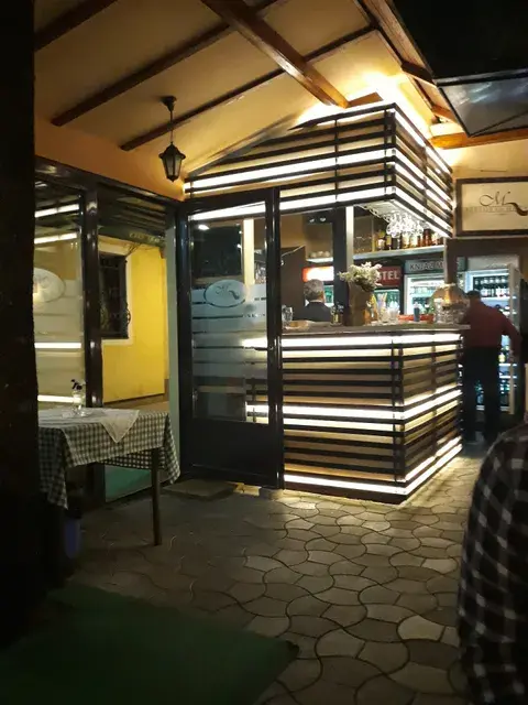 Šank restorana Morava u toplom večernjem svetlu
