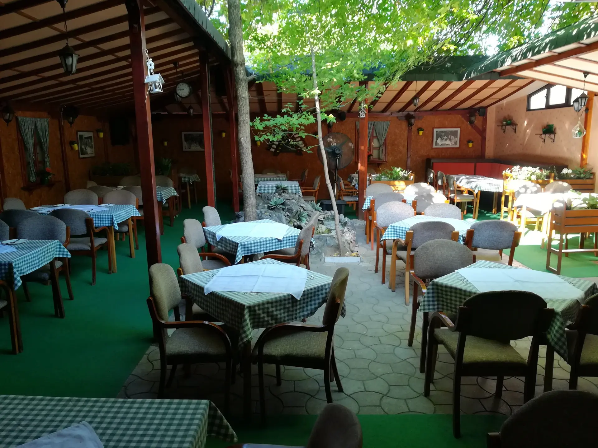 Pokriveni deo bašte i fontana u sredini