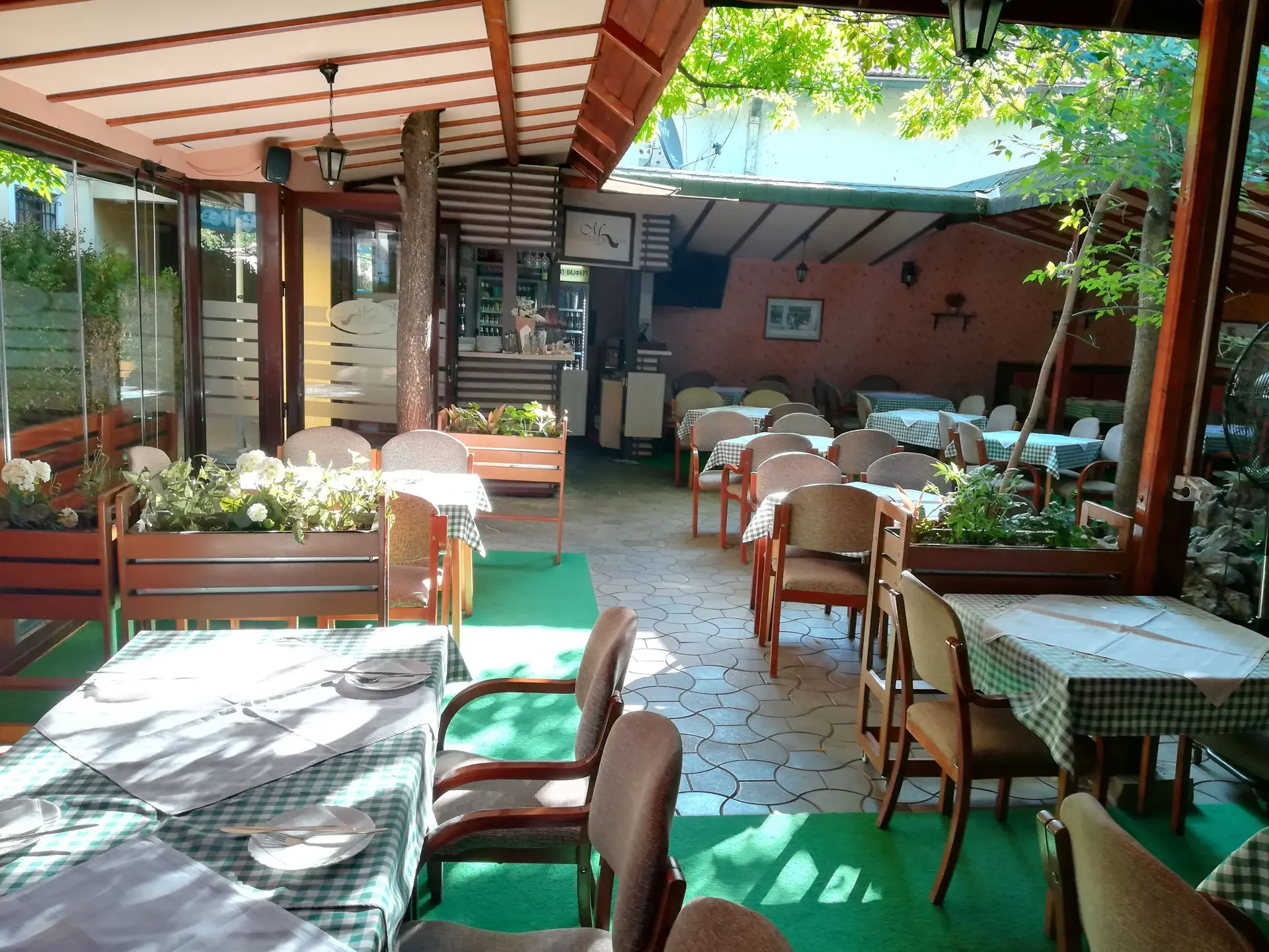 Letnja bašta i šank sa natpisom Restoran Morava