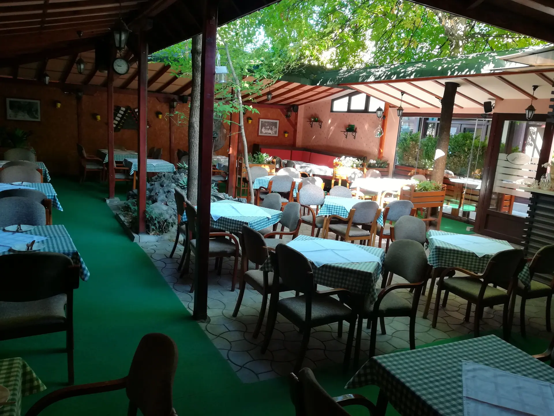 Bašta restorana, pogled ka staklenoj pregradi i ulazu