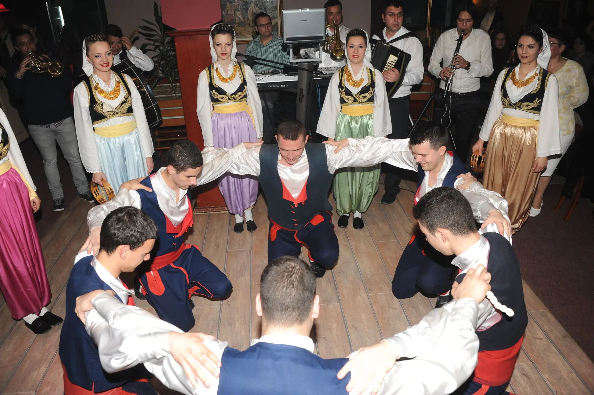Folklorni nastup uz orkestar u sali restorana