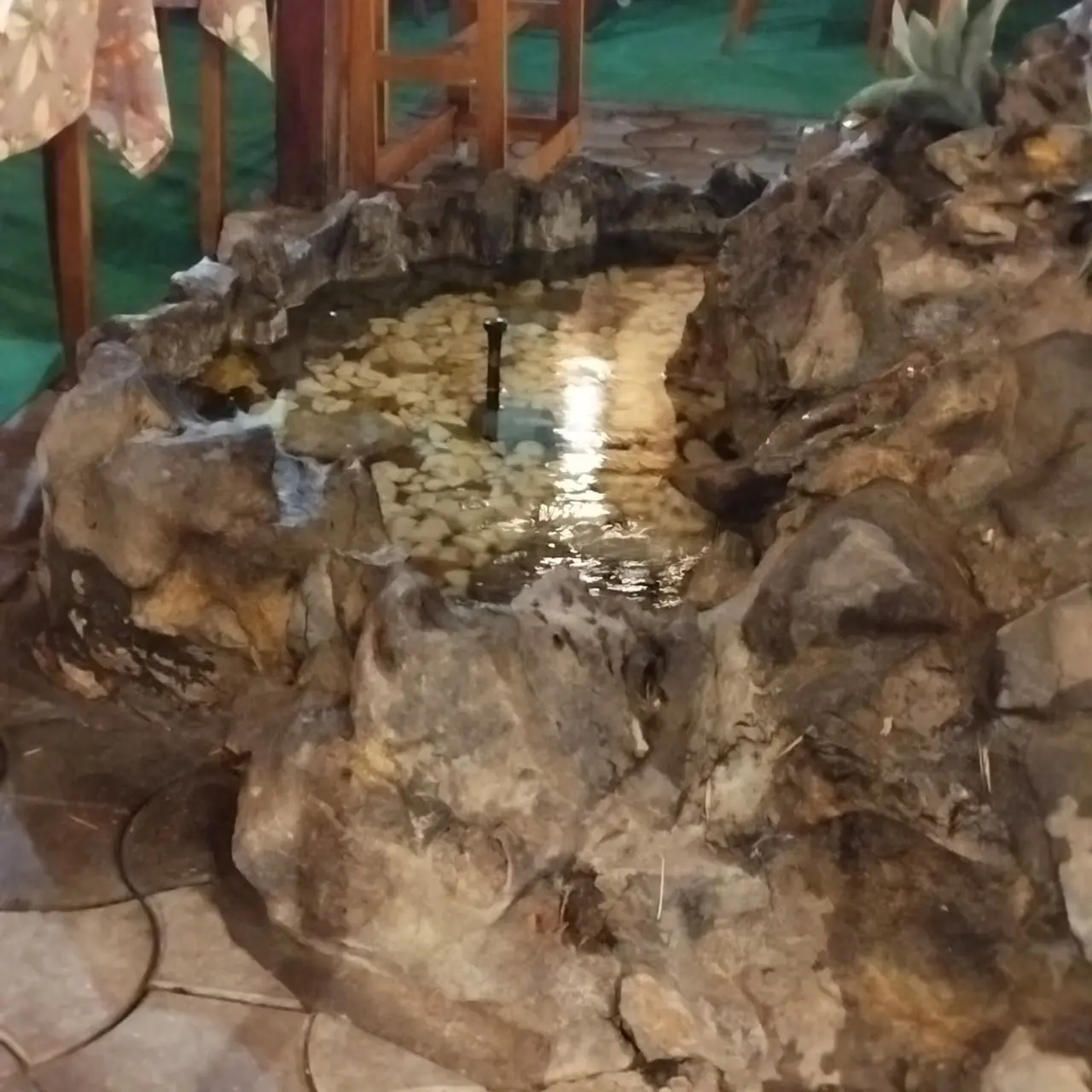 Kamena fontana u bašti restorana