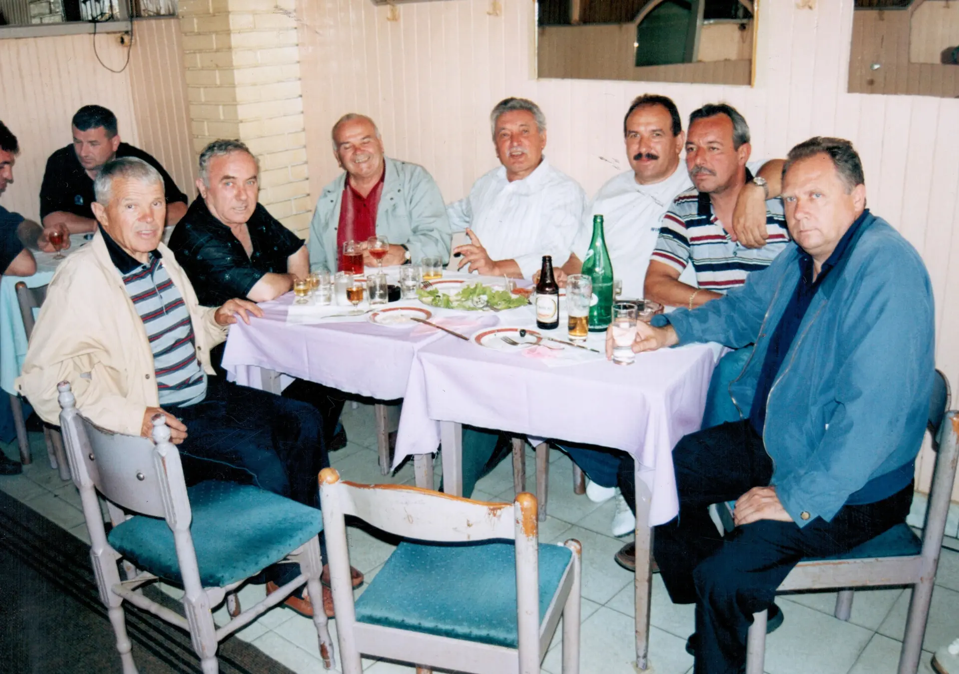 Društvo za spojenim stolovima u staroj sali