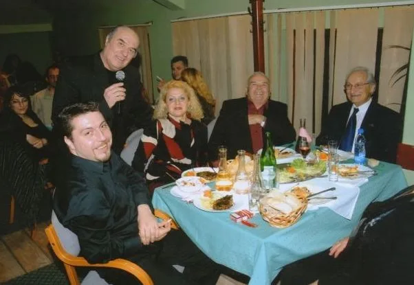 Miki Jevremović sa gostima za stolom