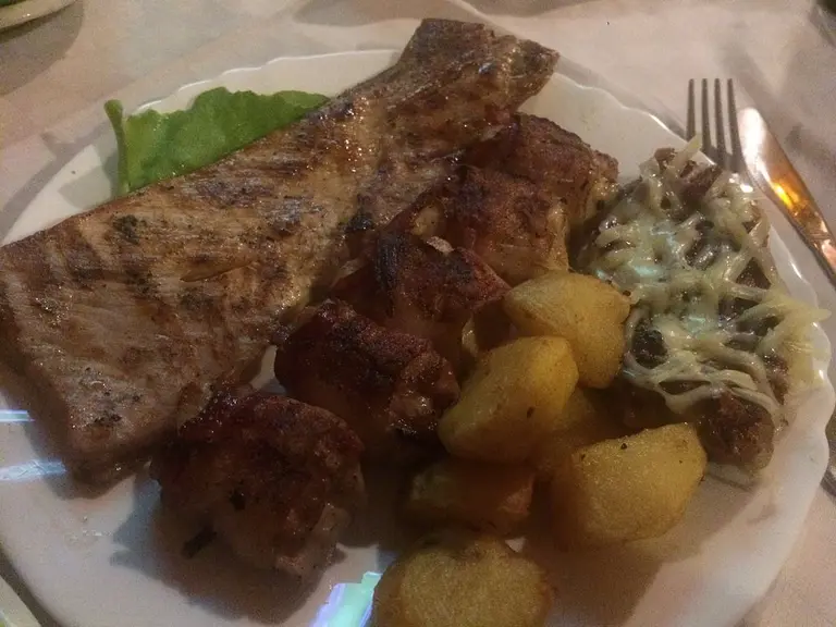 Meso sa žara uz pečeni krompir