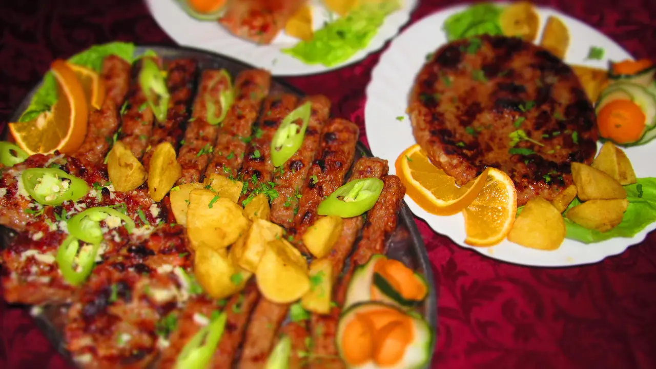 Ćevapi sa roštilja i pljeskavica uz pečeni krompir