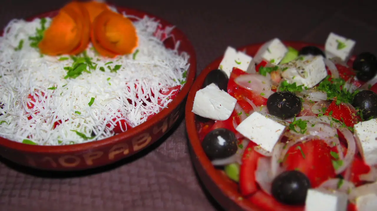 Šopska i grčka salata u činijama sa natpisom Moravče