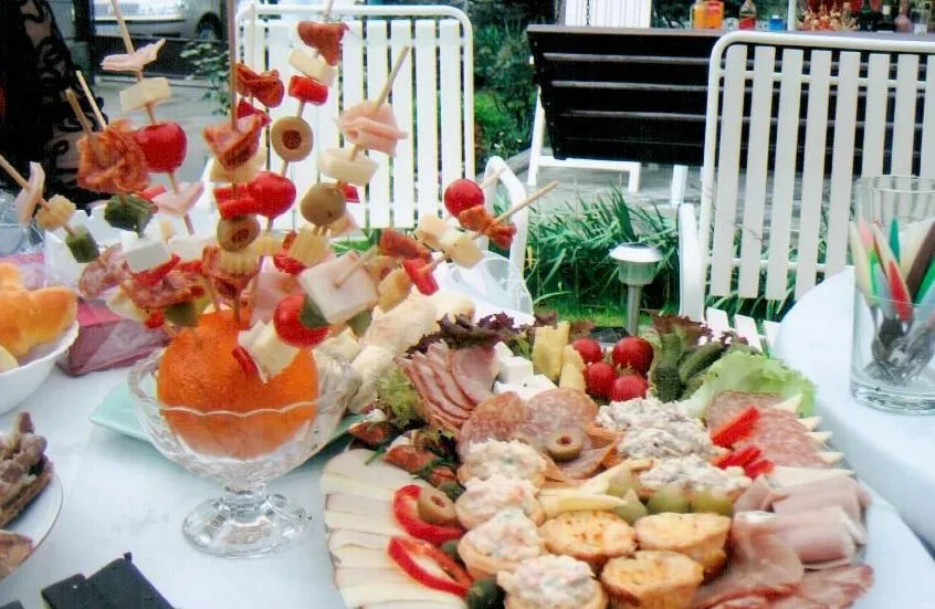 Ketering: kanapei, plata pršute, sira i suhomesnatog, punjene korpice