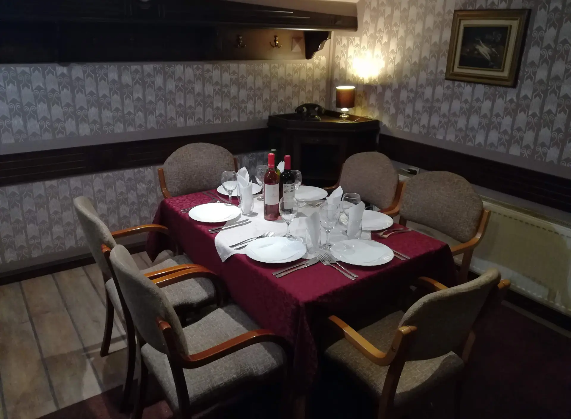 Sto za šestoro uz stari telefon i stonu lampu