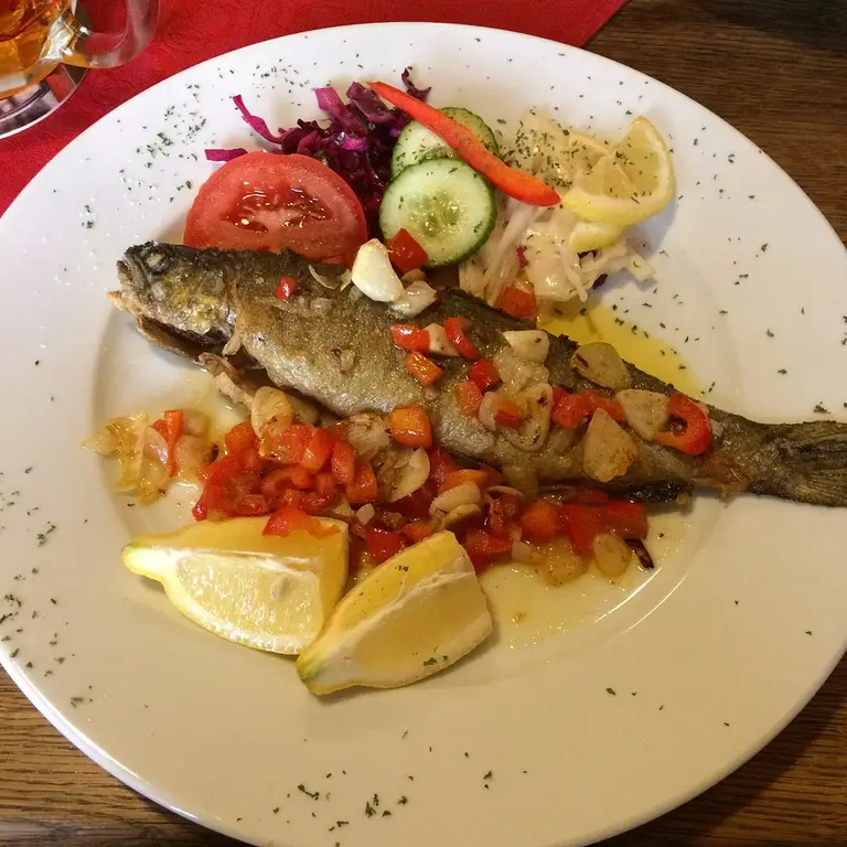 Pastrmka sa žara uz limun i povrće