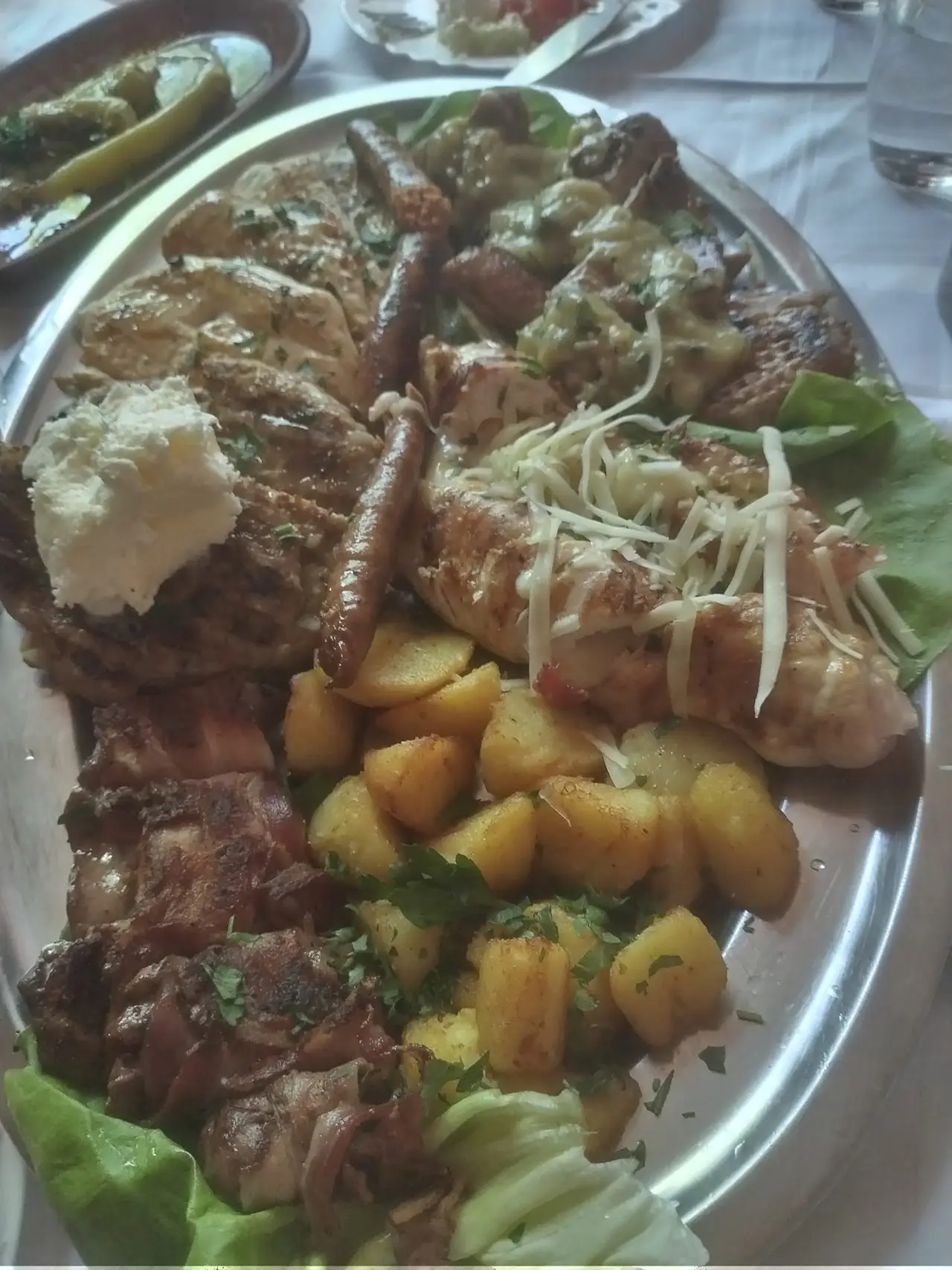Veliki mešani plato mesa sa roštilja