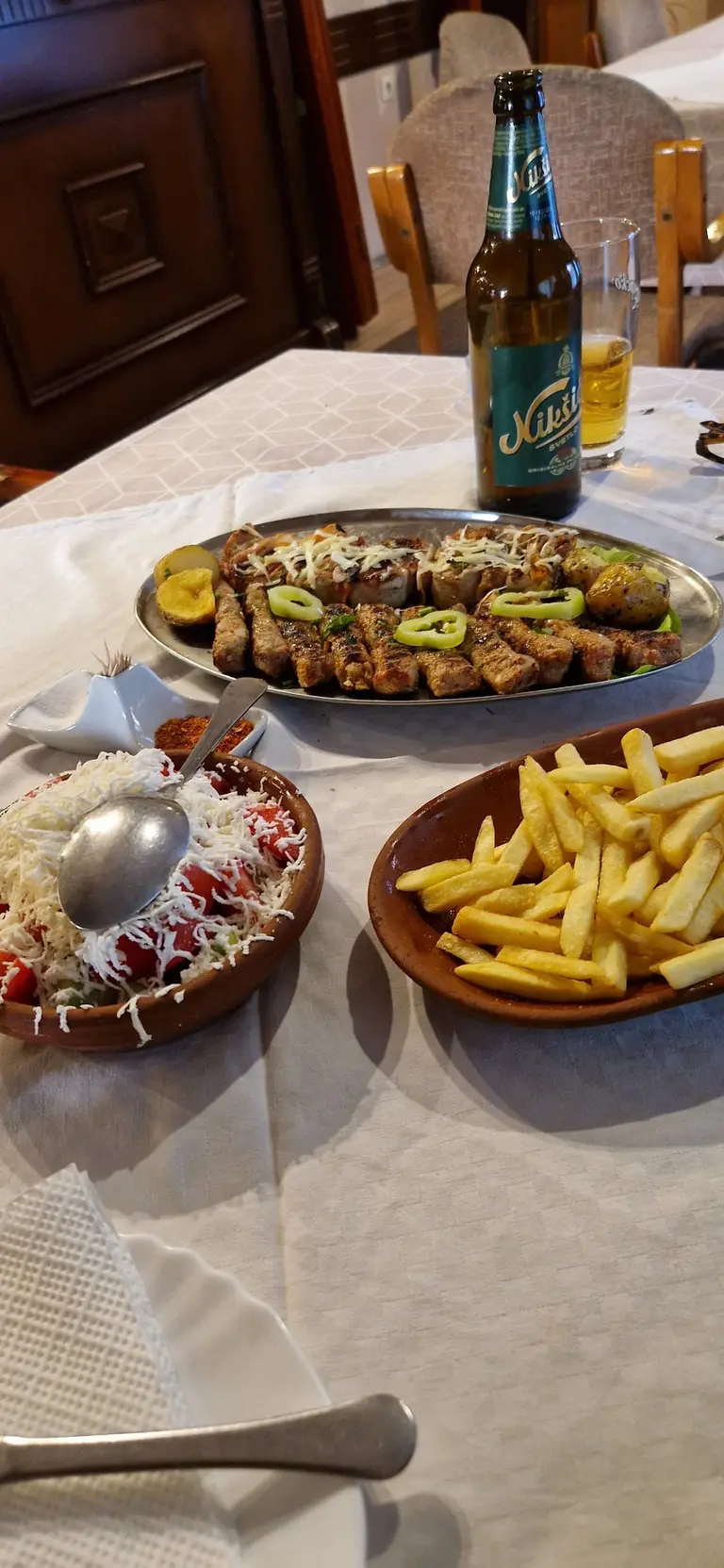 Plata mešanog mesa sa roštilja, srpska salata i pomfrit