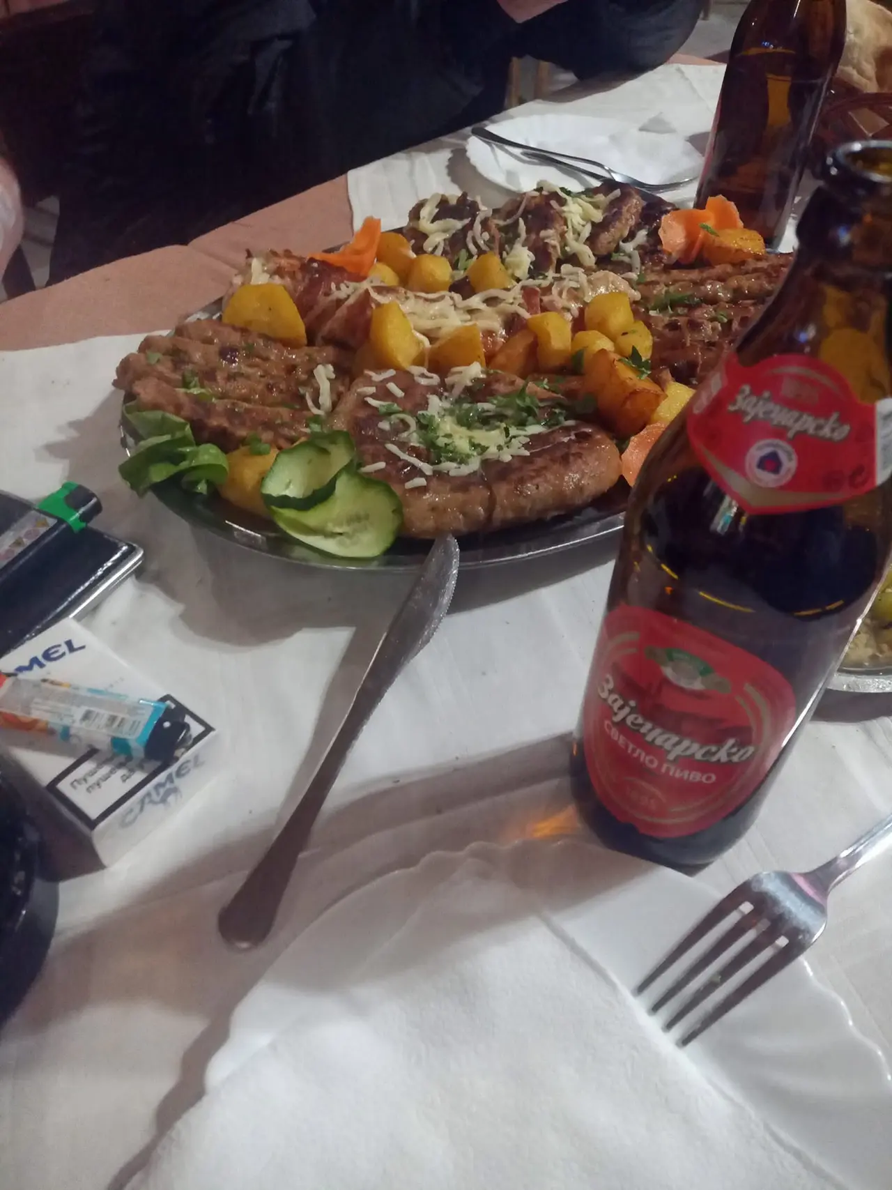 Mešano meso sa roštilja uz domaće pivo