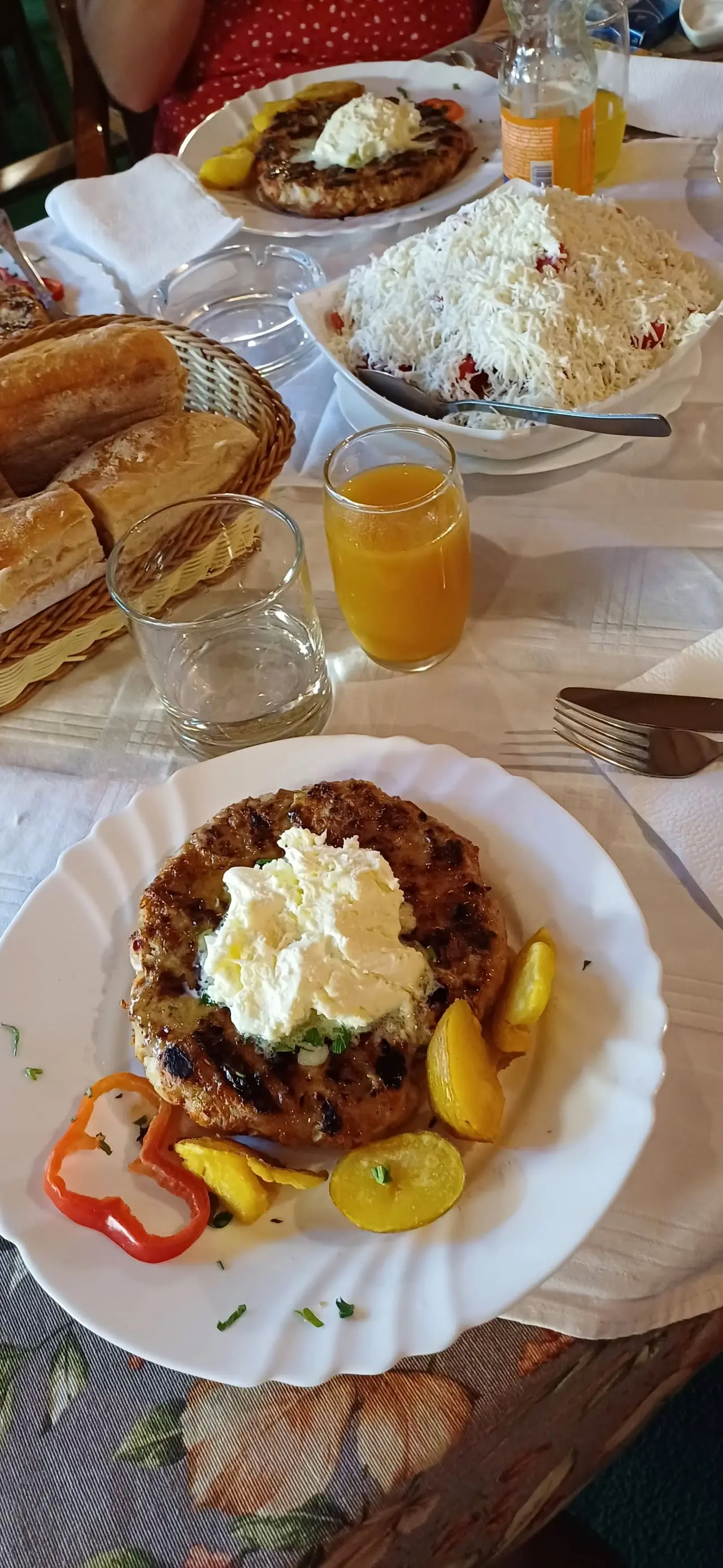Vranjska pljeskavica sa kajmakom