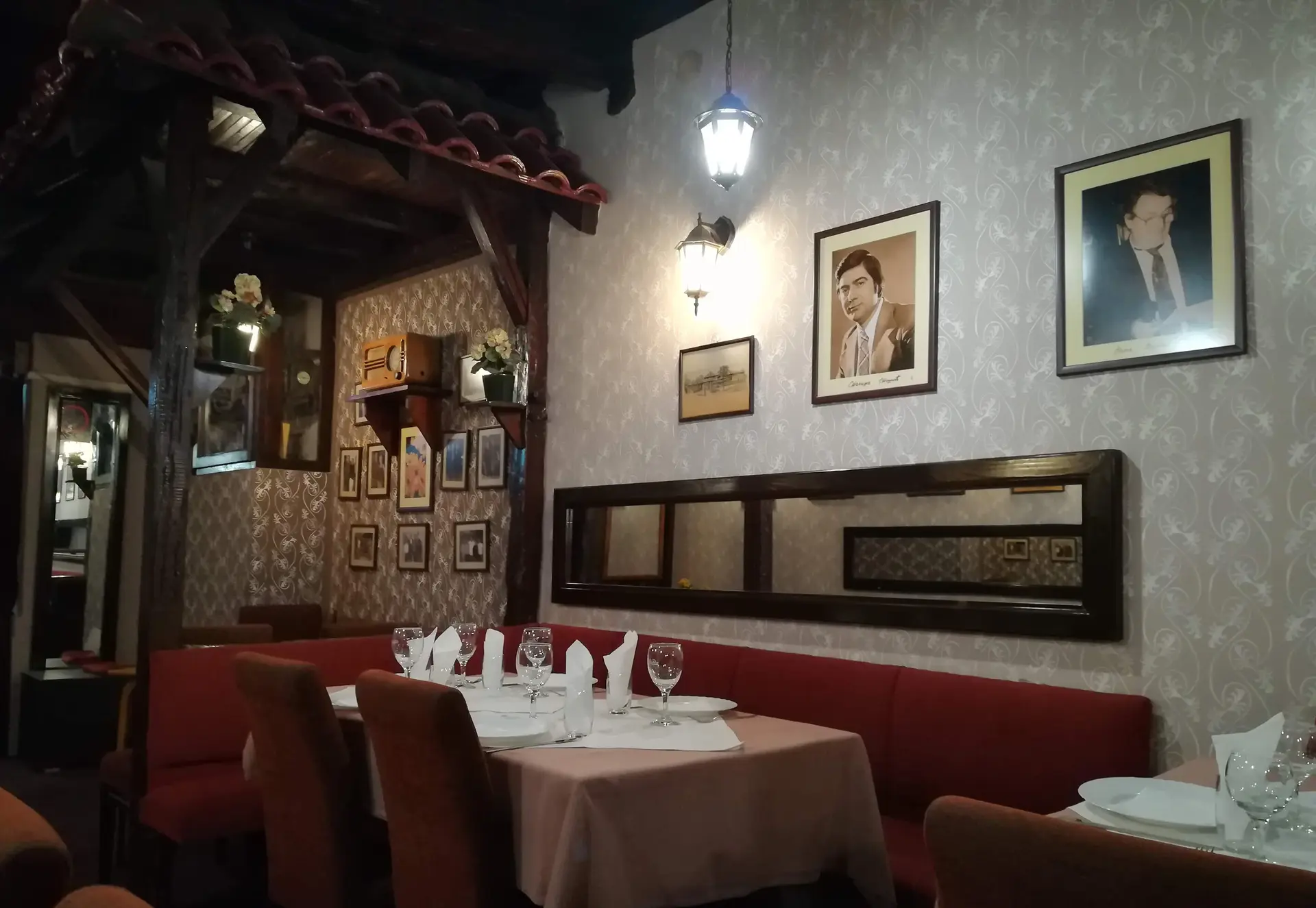 Ugao sa crvenom klupom, portretima i fenjerima