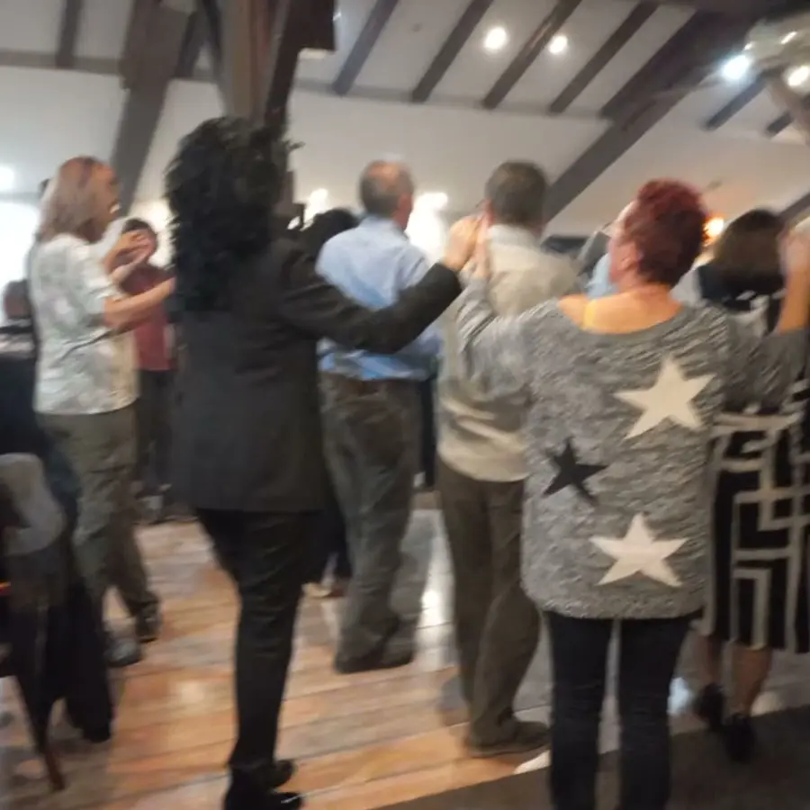 Gosti igraju kolo na proslavi u restoranu Morava